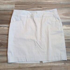 Banana Republic Women's skirt size 4P khaki with pockets